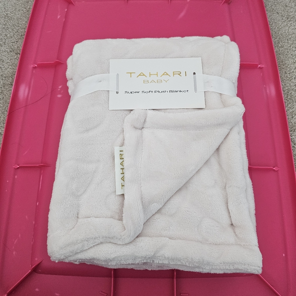 NWT Tahari Baby Super Soft Plush Blanket - pink